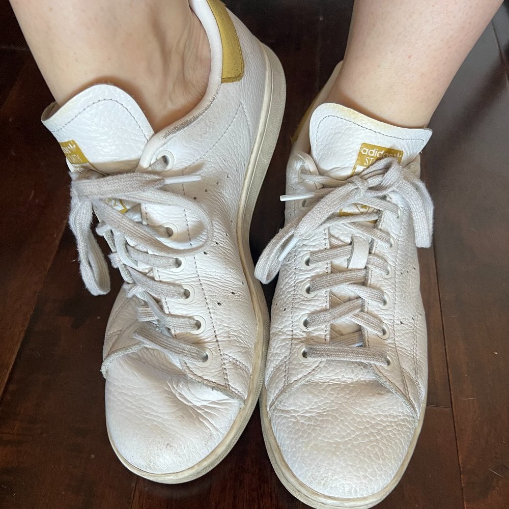 Adidas Classic Sneakers w Yellow Accent